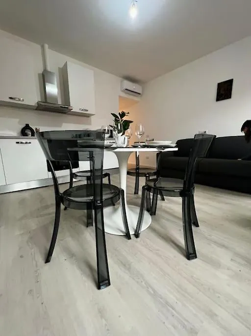 History Luxury Central Apartment By Revenue House Como 0*,  Italy