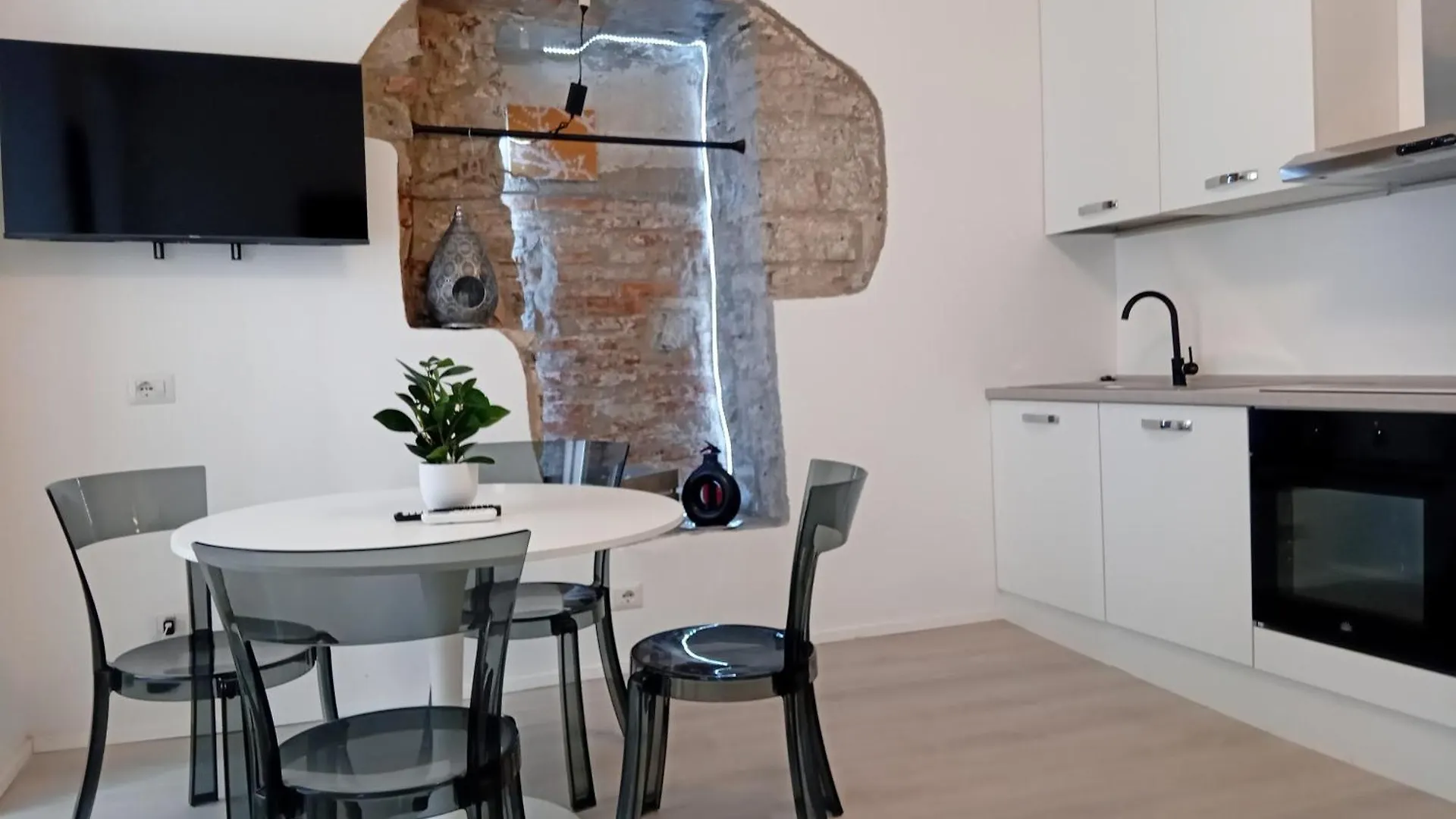 History Luxury Central Apartment By Revenue House Como